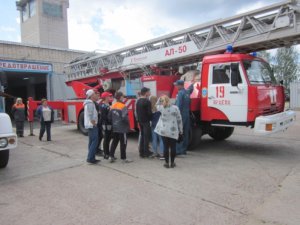 Ярцевские пожарные-спасатели рассказали школьникам о своей профессии