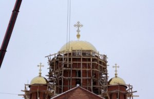 На ярцевский храм установили купола и кресты