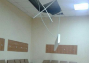 В Ярцевской школе обвалился потолок