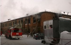 В Ярцево горели цеха бывшей фабрики по производству пианино