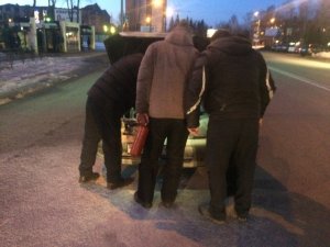 В Смоленске маршрутчики спасли мать и ребенка из горящего авто