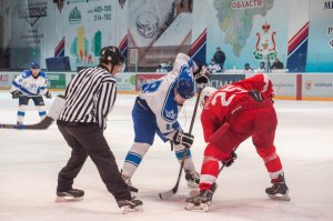 «Кристалл» в упорной борьбе одержал победу над «Монолитом» в полуфинале чемпионата Смоленской области по хоккею
