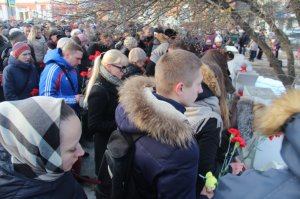 Смоленск скорбит. Акция памяти жертв кемеровского пожара собрала более 600 участников