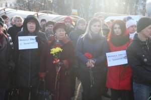Смоленск скорбит. Акция памяти жертв кемеровского пожара собрала более 600 участников