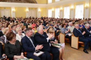 Губернатор Алексей Островский поздравил муниципальных служащих Смоленщины с профессиональным праздником