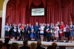 Губернатор Алексей Островский поздравил муниципальных служащих Смоленщины с профессиональным праздником