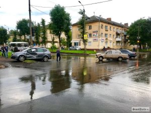2 автомобиля столкнулись на перекрёстке в центре Ярцева. ДТП произошло вечером 12 июля на улице Советской.