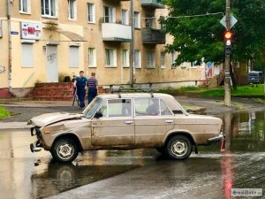 2 автомобиля столкнулись на перекрёстке в центре Ярцева. ДТП произошло вечером 12 июля на улице Советской.
