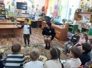 В Ярцево сотрудники ГИБДД посетили воспитанников детского сада