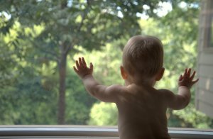 Открытые окна в многоэтажке - причина гибели детей