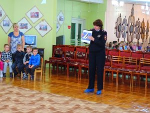 Автоинспекторы Ярцевского района провели занятие «ПДД для малышей» в детском саду.