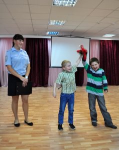 В Смоленской области полицейские поздравили воспитанников подшефного детского дома с Днем знаний