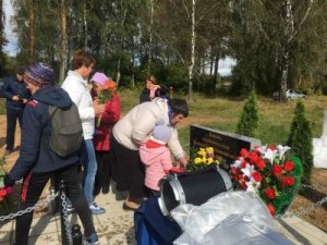 Торжественное открытие памятного знака воинам, погибшим во время Великой Отечественной войны
