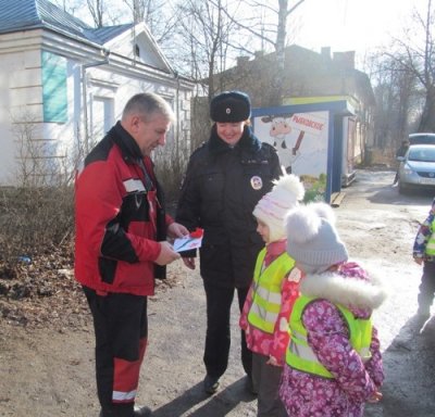 Накануне Дня защитника Отечества сотрудники Госавтоинспекции Ярцевского района совместно с детьми поздравили мужчин с праздником