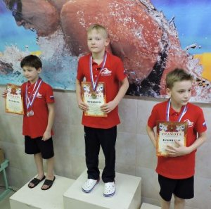 Юные пловцы завоёвывают свои первые медали