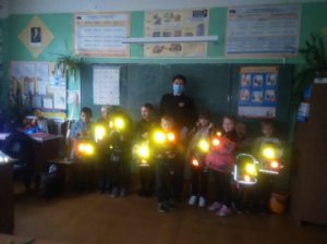 В школах Ярцевского района Госавтоинспекция проводит мастер-классы по изготовлению световозвращателей