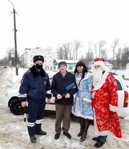 Водителей и пешеходов города Ярцево поздравил с Новым годом Полицейский Дед Мороз