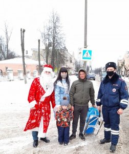 Водителей и пешеходов города Ярцево поздравил с Новым годом Полицейский Дед Мороз