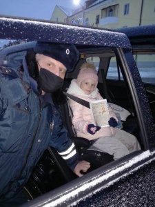 Госавтоинспекторы Ярцево напомнили гражданам о правилах перевозки маленьких пассажиров