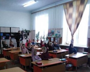 Госавтоинспекторы Ярцево проводят профилактические беседы с учениками начальных классов на тему: «Стань заметней в темноте»