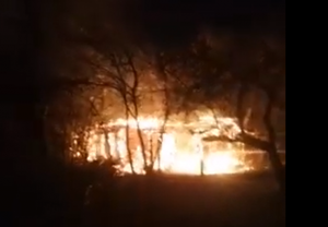 Загоревшийся дом в Ярцево попал на видео