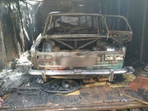Огненная стихия охватила гараж и авто