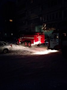14 спасателей тушили пожар в многоэтажке
