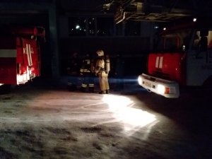 14 спасателей тушили пожар в многоэтажке