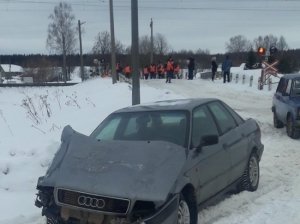 В Смоленской области легковой автомобиль столкнулся с поездом