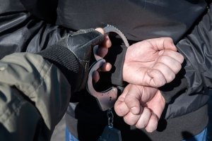 В Смоленске транспортные полицейские задержали молодого человека с пакетом гашиша