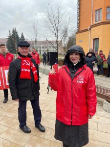 В Смоленске на митинге КПРФ Наталье Кулешовой вручили партийный билет