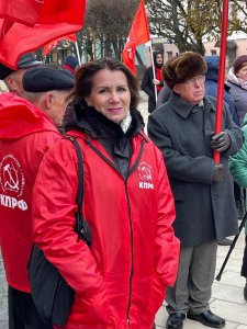 В Смоленске на митинге КПРФ Наталье Кулешовой вручили партийный билет