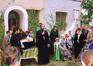 Возле храма Архангела Михаила