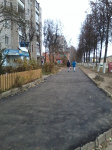 Мэрия асфальтирует тротуары, а граждане улицы
