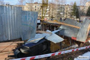Детская площадка и машина провалились под землю