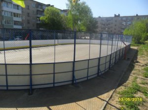 На улице Солнечная монтируют хоккейный корт