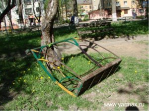 Качели вместе с детьми рухнули в яблоневом саду