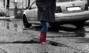 Ярцевчанка устроила фотосессию городским лужам и ямам