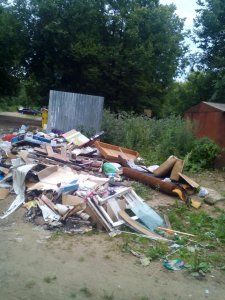 Дворовый репортаж: Чайковского, 1. Помойки. А вокруг гуляют дети...