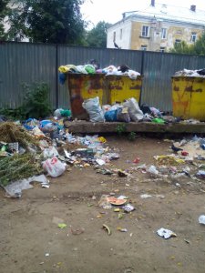 Дворовый репортаж: Чайковского, 1. Помойки. А вокруг гуляют дети...