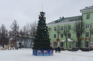Ярцевская ёлка стала предметом обсуждения по всей области