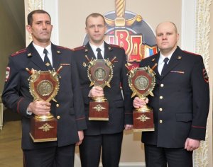 Начальник УМВД России по Смоленской области вручил трем лучшим территориальным подразделениям полиции кубки им. генерала Воробьева