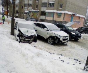 Автоледи врезалась в такси.