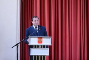 Губернатор Алексей Островский поздравил муниципальных служащих Смоленщины с профессиональным праздником