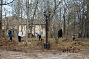 Работники Администрации и депутаты городского и районного Советов приняли участие в общегородском субботнике
