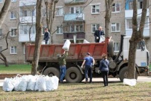 Работники Администрации и депутаты городского и районного Советов приняли участие в общегородском субботнике