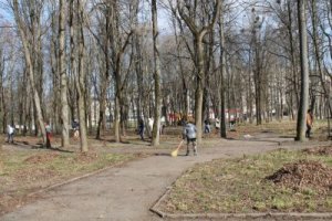 Работники Администрации и депутаты городского и районного Советов приняли участие в общегородском субботнике