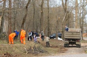 Работники Администрации и депутаты городского и районного Советов приняли участие в общегородском субботнике