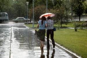 Рабочая неделя начнется с дождя и грозы