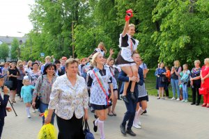 Выпускники района попрощались со школами